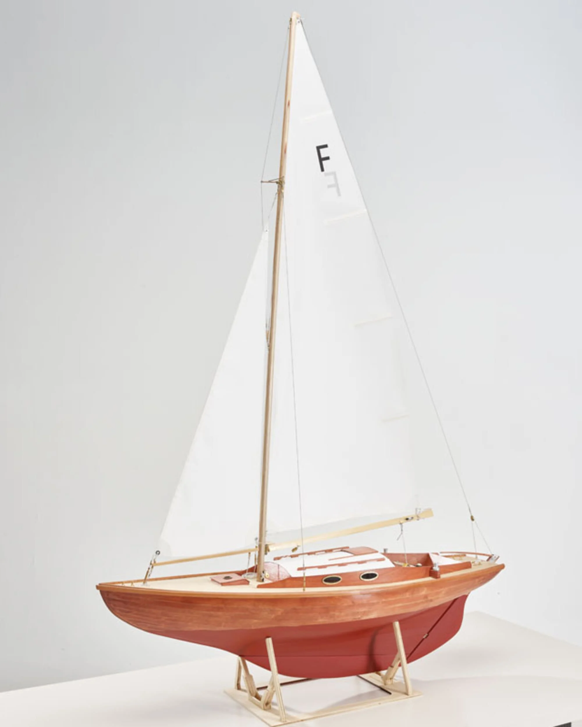 Krick Folkeboot RC Bausatz 1:7,6 - Detailliertes Segelboot Modell für Fortgeschrittene