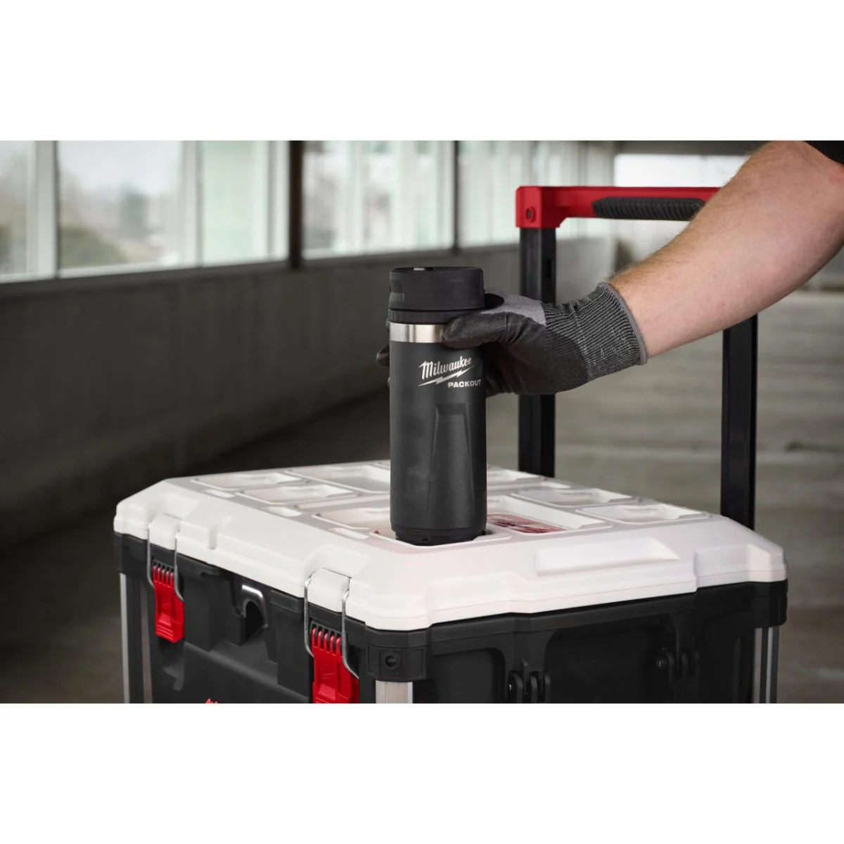 Milwaukee ﻿PACKOUT Isolierbecher mit Trinkdeckel 532ml schwarz