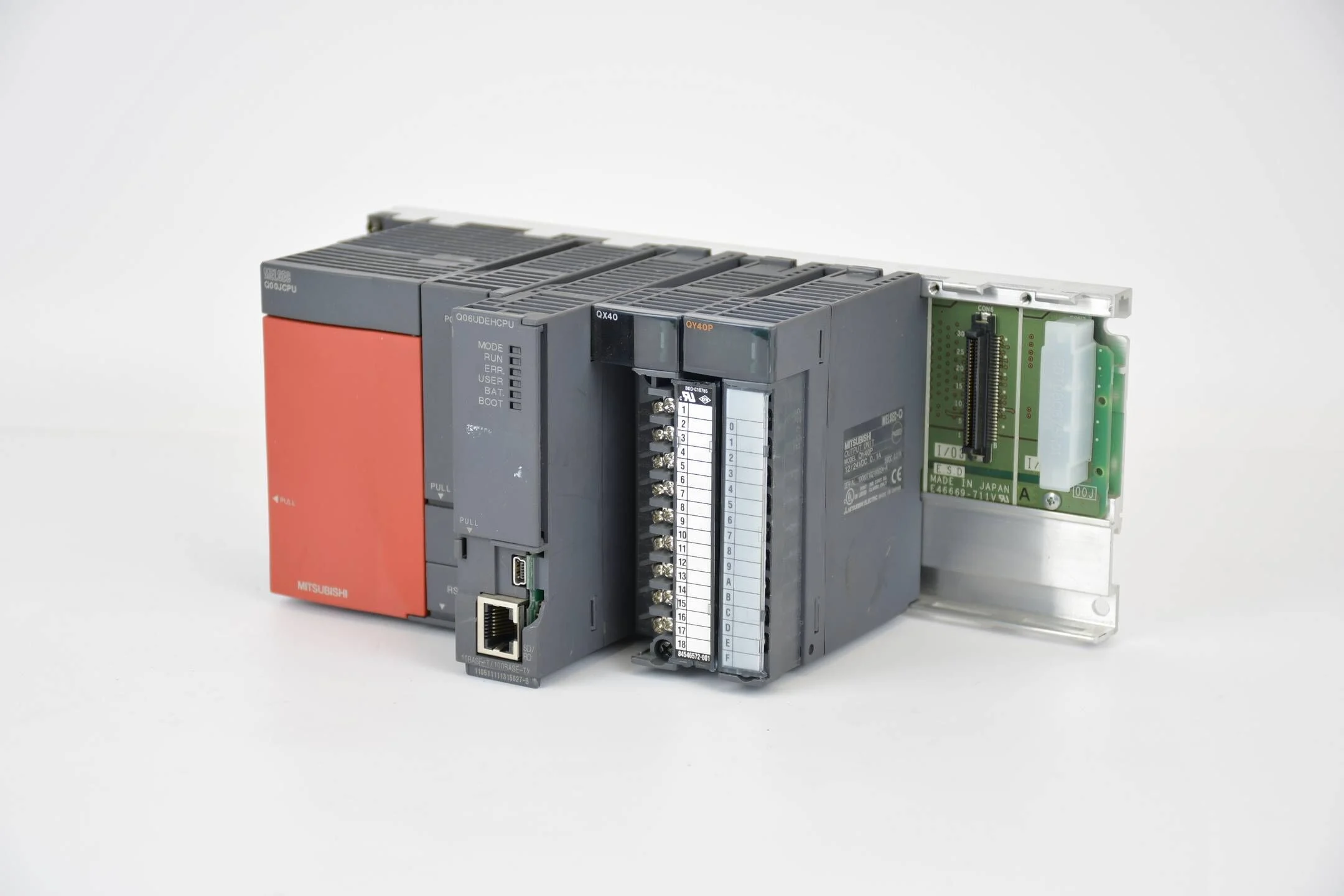 Mitsubishi Melsec Q-Series Set Q00JCPU-E Q06UDEHCPU QX40 QY40P Profilschiene