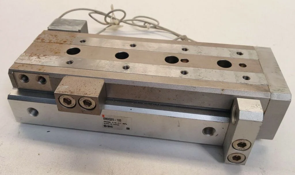 SMC Pneumatischer EMXQ25-100 Kompaktschlitten mit Kugelumlaufführung